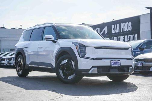 Glacial White Pearl 2026 Kia EV9 Wind