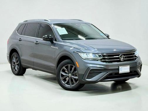 Platinum Gray Metallic 2022 Volkswagen Tiguan 2.0T SE