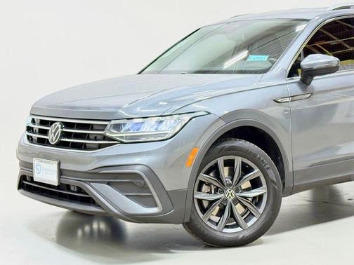 Platinum Gray Metallic 2022 Volkswagen Tiguan 2.0T SE