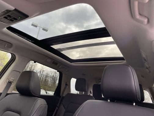 Everest White Pearl Tricoat 2026 Nissan Pathfinder SL