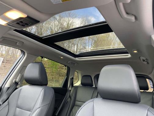 Everest White Pearl/Super Black 2026 Nissan Rogue Platinum