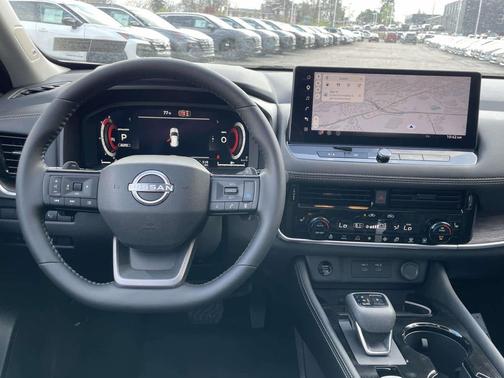 Everest White Pearl/Super Black 2026 Nissan Rogue Platinum