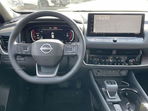 Champagne Silver Metallic/Super Black 2026 Nissan Rogue Platinum