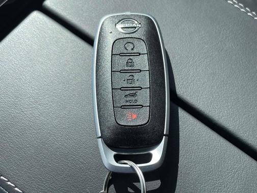 Champagne Silver Metallic/Super Black 2026 Nissan Rogue Platinum