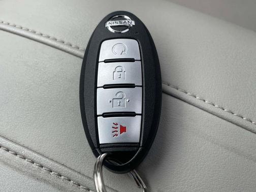 Pearl White Tricoat 2019 Nissan Rogue Sport SL