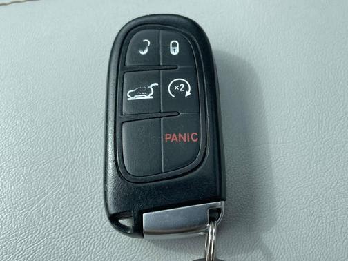 Granite Crystal Metallic Clearcoat 2019 Jeep Cherokee Limited