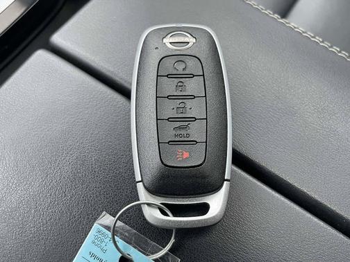 Pearl White Tricoat 2023 Nissan Rogue SL