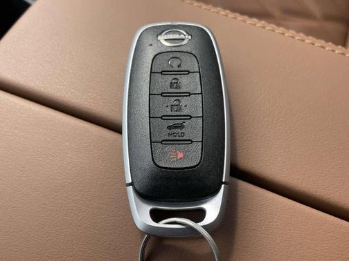 Everest White Pearl/Super Black 2026 Nissan Rogue Platinum