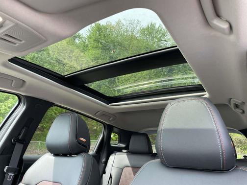 Aspen White Tricoat/Super Black 2026 Nissan Kicks SR