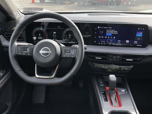 Aspen White Tricoat/Super Black 2026 Nissan Kicks SR