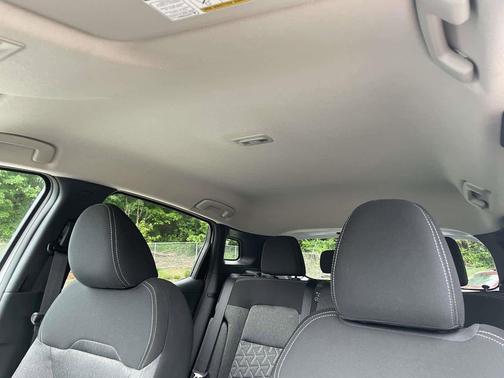 Aspen White Tricoat/Super Black 2026 Nissan Kicks SV