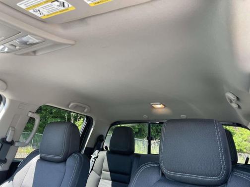 Glacier White 2022 Nissan Frontier SV