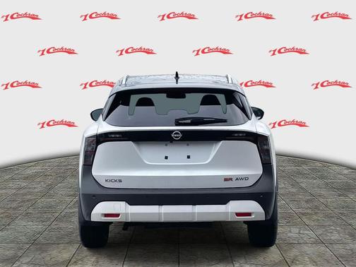 Aspen White Tricoat/Super Black 2026 Nissan Kicks SR