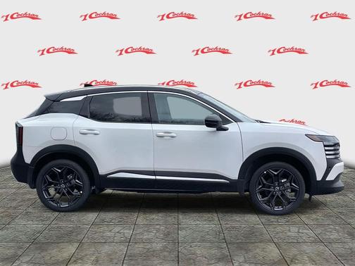 Aspen White Tricoat/Super Black 2026 Nissan Kicks SR