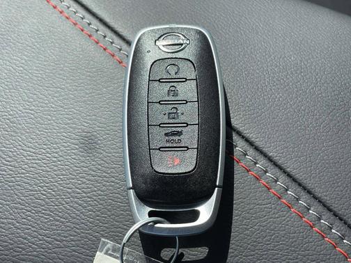 Aspen White Tricoat/Super Black 2026 Nissan Sentra SR