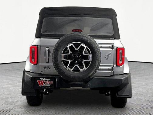 Iconic Silver Metallic 2023 Ford Bronco Outer Banks