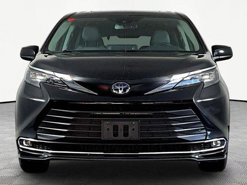Midnight Black Metallic 2024 Toyota Sienna XLE