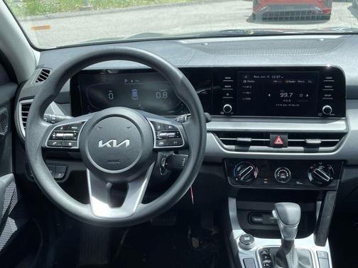 Steel Gray 2024 Kia Seltos LX