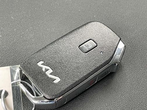Clear White/Black Roof 2026 Kia Seltos S