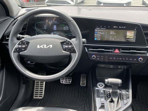 Snow White Pearl 2023 Kia Niro Touring