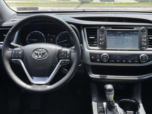 Ooh La La Rouge Mica 2017 Toyota Highlander XLE