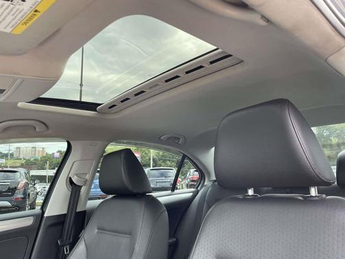2015 Volkswagen Jetta Auto SE w/Connectivity/Navigation