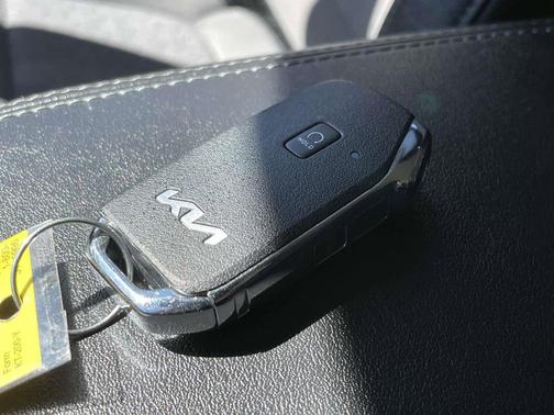 Pluton Blue/Black Roof 2024 Kia Seltos S