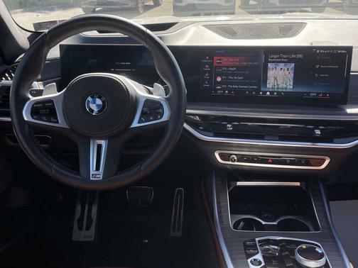 Mineral White Metallic 2024 BMW X7 M60i