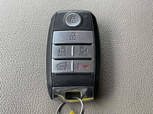 Bright Silver Metallic 2016 Kia Sedona EX