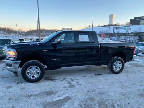 2022 RAM 2500 Tradesman Crew Cab 4x4 6'4' Box