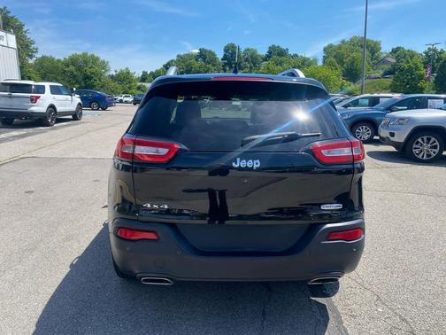 Brilliant Black Crystal Pearlcoat 2016 Jeep Cherokee Latitude