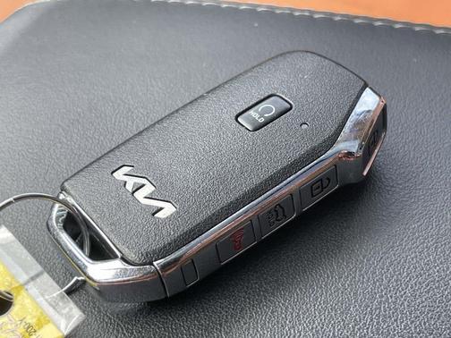 Glacial White Pearl 2023 Kia Sorento SX