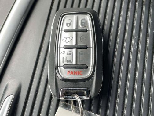 Luxury White Pearlcoat 2020 Chrysler Pacifica Hybrid Limited