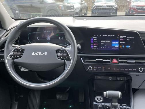 Snow White Pearl 2023 Kia Niro EX