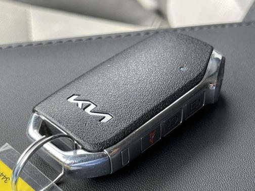 Snow White Pearl 2023 Kia Niro EX