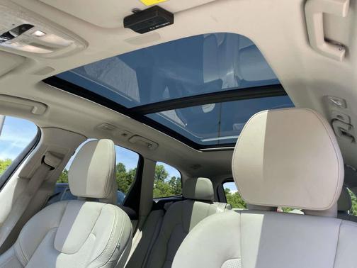 Platinum Grey Metallic 2022 Volvo XC60 B5 Inscription