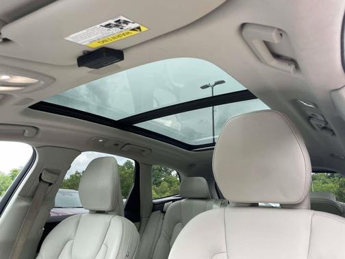 Platinum Grey Metallic 2022 Volvo XC60 B5 Inscription