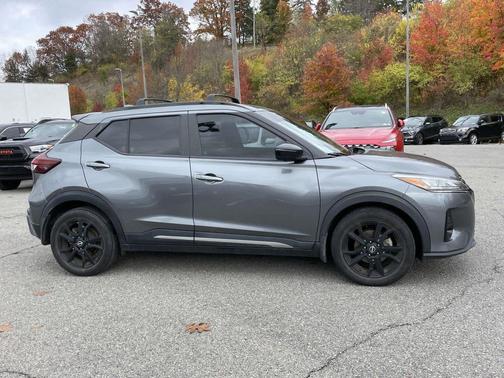 2022 Nissan Kicks SR