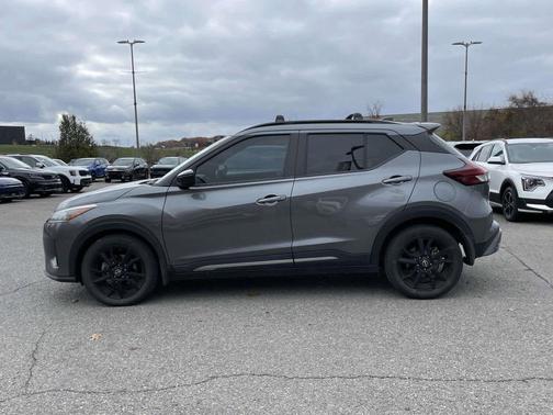 2022 Nissan Kicks SR