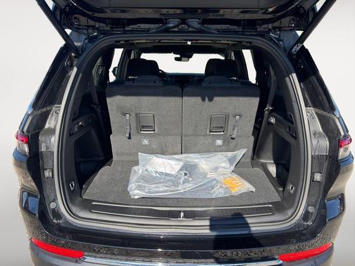 Diamond Black Crystal Pearlcoat 2025 Jeep Grand Cherokee L Laredo