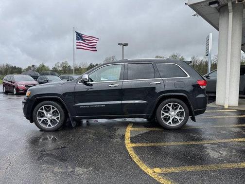 Diamond Black Crystal Pearlcoat 2019 Jeep Grand Cherokee Overland