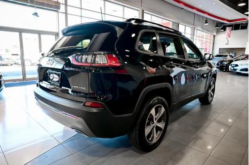 Diamond Black Crystal Pearlcoat 2022 Jeep Cherokee Limited