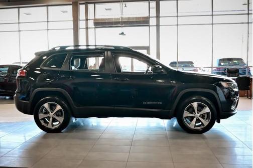 Diamond Black Crystal Pearlcoat 2022 Jeep Cherokee Limited