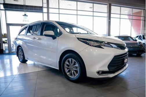 2022 Toyota Sienna XLE 8 Passenger