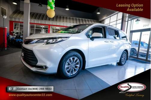 2022 Toyota Sienna XLE 8 Passenger