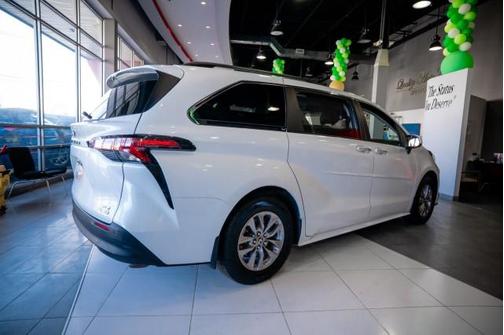 2022 Toyota Sienna XLE 8 Passenger