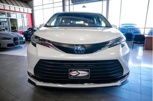 2022 Toyota Sienna XLE 8 Passenger
