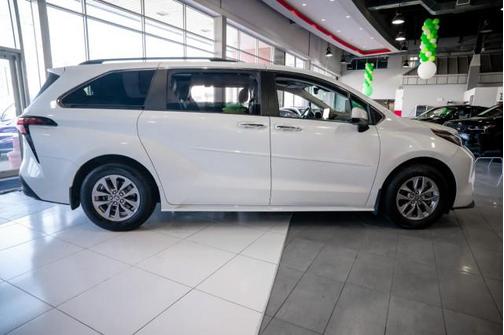 2022 Toyota Sienna XLE 8 Passenger