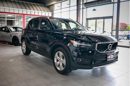 2022 Volvo XC40 T4 Momentum