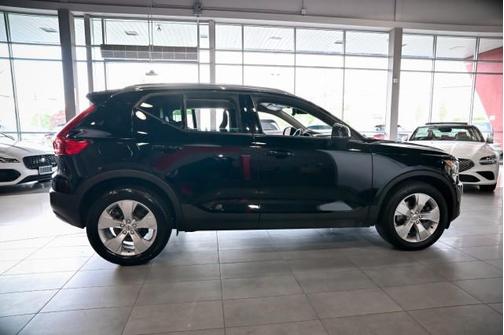 2022 Volvo XC40 T4 Momentum